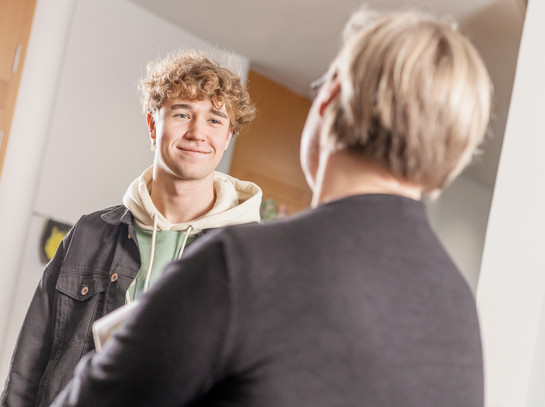 Ein Lernender im Gespräch mit einer Lehrbeauftragten