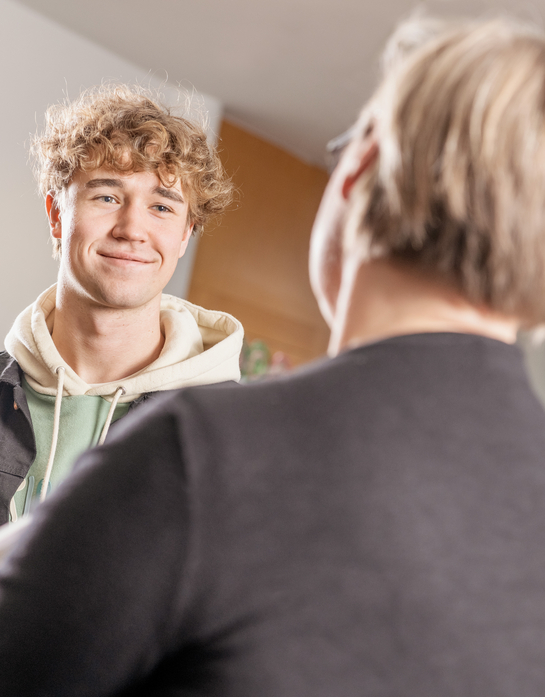 Ein Lernender im Gespräch mit einer Lehrbeauftragten