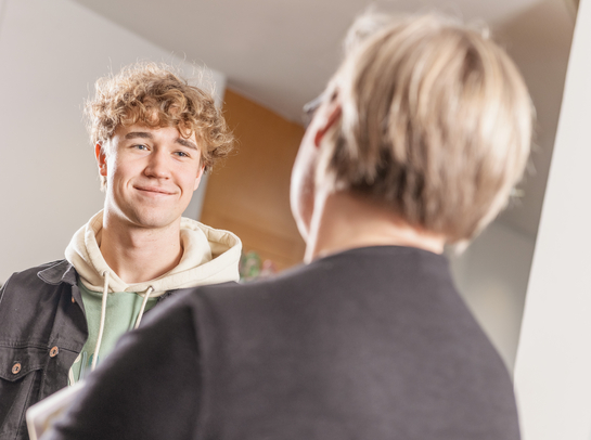 Ein Lernender im Gespräch mit einer Lehrbeauftragten