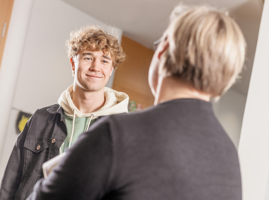 Ein Lernender im Gespräch mit einer Lehrbeauftragten