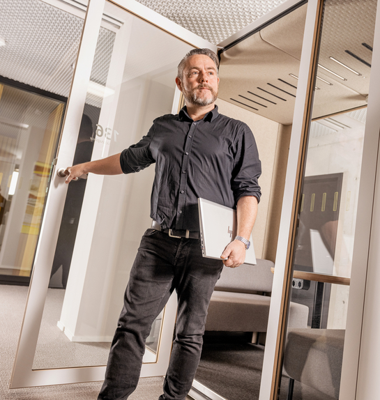Ein Mitarbeiter des Kantons Solothurn verlässt das Sitzungszimmer mit einem Laptop
