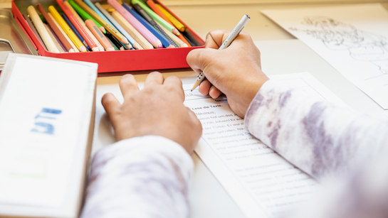 kleine Hände, die etwas buntes malen