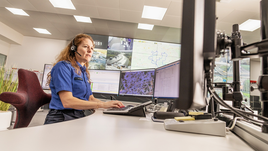 Eine Polizistin des Kantons Solothurn behält den Überblick an vielen Bildschirmen