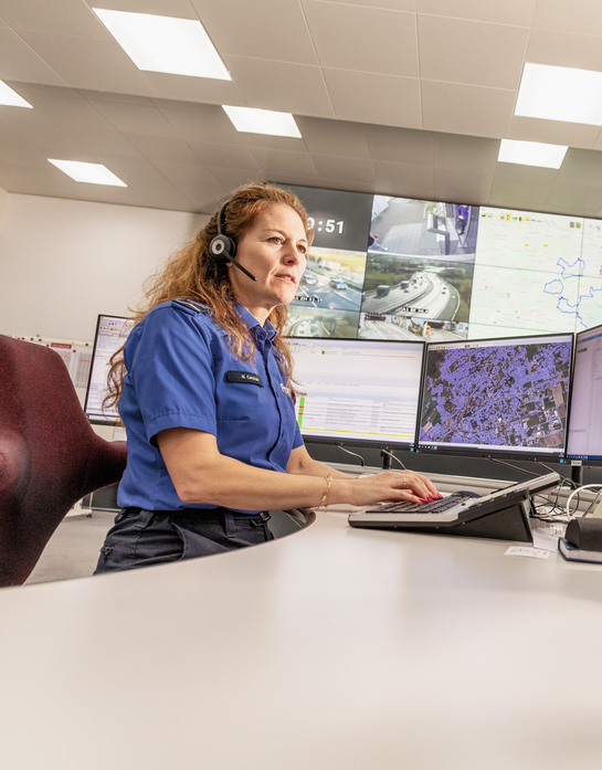 Eine Polizistin des Kantons Solothurn behält den Überblick an vielen Bildschirmen