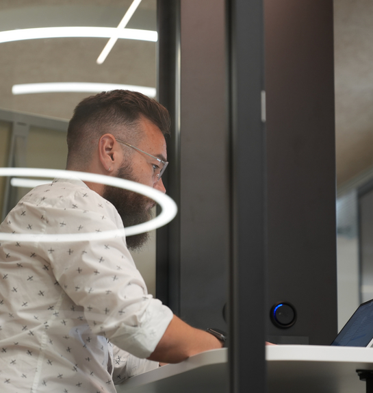 Ein Mitarbeiter arbeitet an seinem Notebook