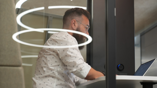 Ein Mitarbeiter arbeitet an seinem Notebook