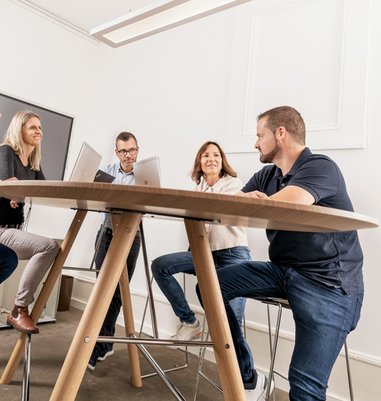 Das Team des Personalamts sitzt zusammen an einem grossen Tisch