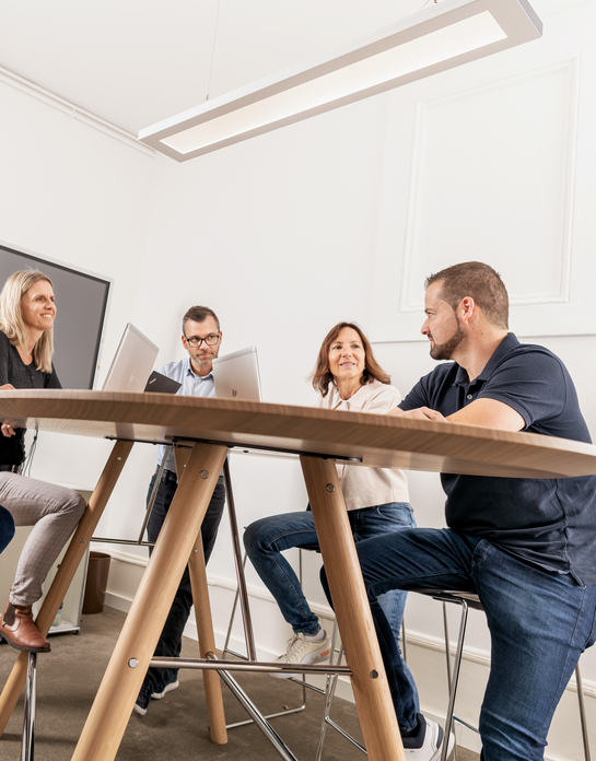 Das Team des Personalamts sitzt zusammen an einem grossen Tisch