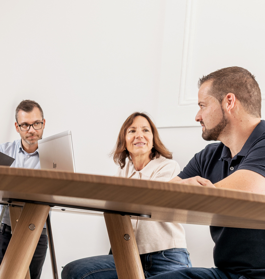 Das Team des Personalamts sitzt zusammen an einem grossen Tisch