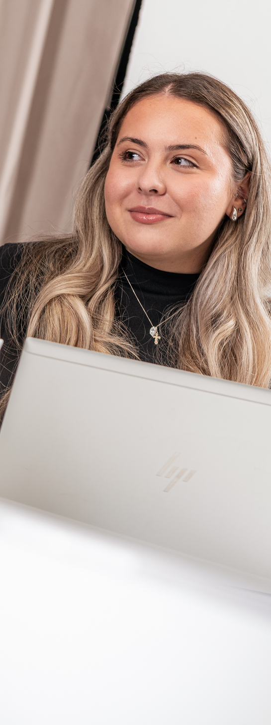 Drei Mitarbeitende aus dem Personalamt haben ein Meeting an einem grossen Tisch