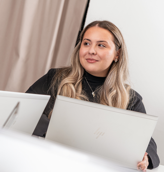 Drei Mitarbeitende aus dem Personalamt haben ein Meeting an einem grossen Tisch