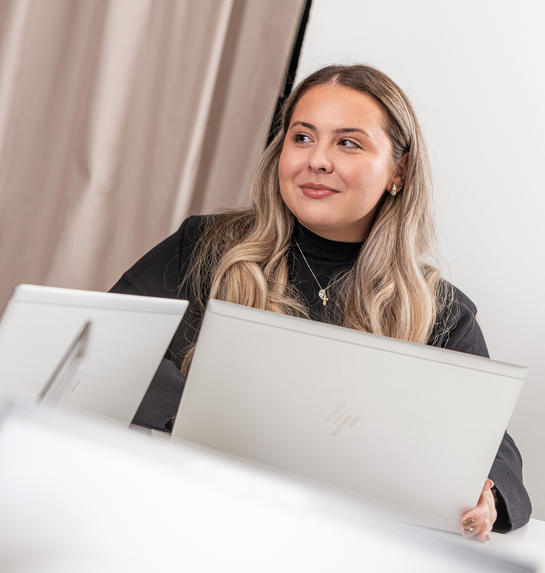 Drei Mitarbeitende aus dem Personalamt haben ein Meeting an einem grossen Tisch