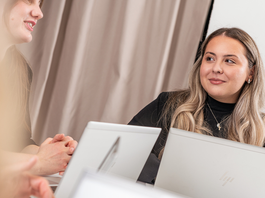 Drei Mitarbeitende aus dem Personalamt haben ein Meeting an einem grossen Tisch