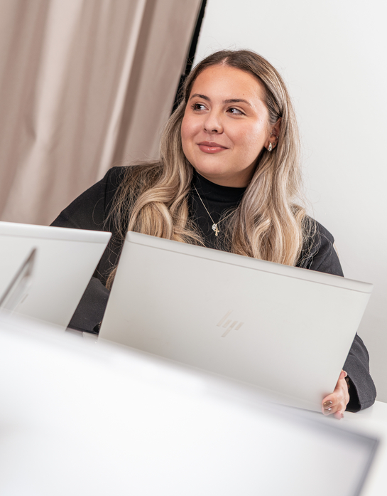 Drei Mitarbeitende aus dem Personalamt haben ein Meeting an einem grossen Tisch