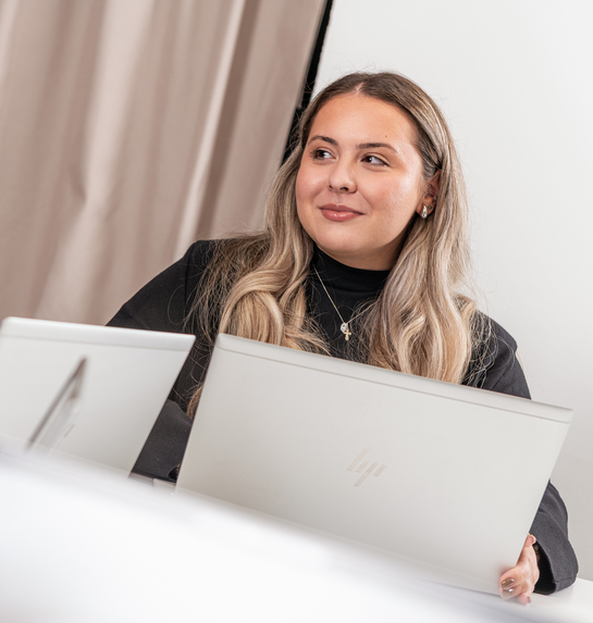 Drei Mitarbeitende aus dem Personalamt haben ein Meeting an einem grossen Tisch