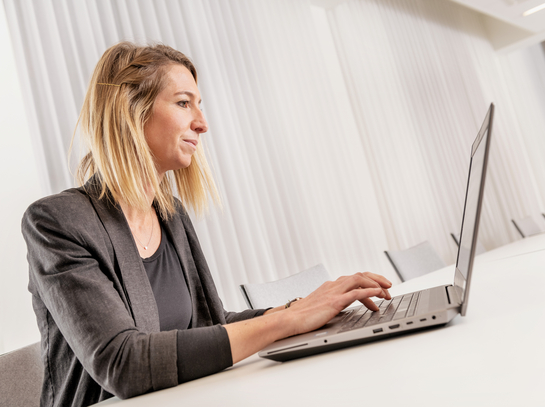 Eine Mitarbeiterin des Kantons Solothurn arbeitet am Laptop