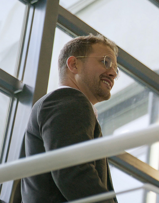 Ein Mann und eine Frau unterhalten sich im Treppenhaus.