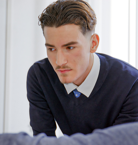 Ein Mitarbeiter aus dem Steueramt erklärt dem Lernenden etwas am Bildschirm