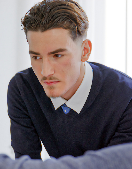 Ein Mitarbeiter aus dem Steueramt erklärt dem Lernenden etwas am Bildschirm