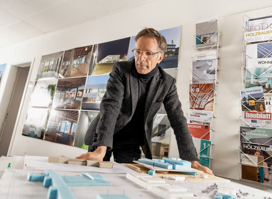 Ein Architekt begutachtet ein Modell im Kanton Solothurn