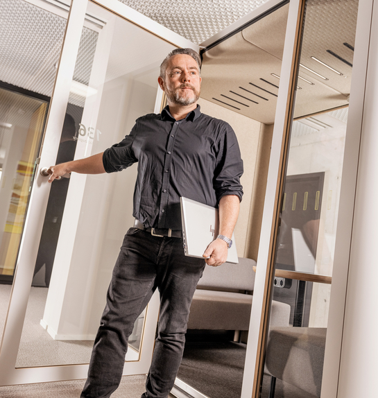 Ein Mitarbeiter des Kantons Solothurn verlässt das Sitzungszimmer mit einem Laptop
