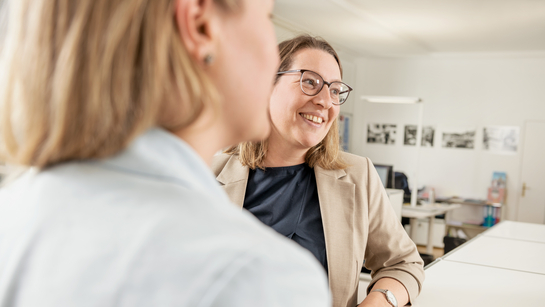 mehrere Mitarbeitende unterhalten sich über soziale Themen