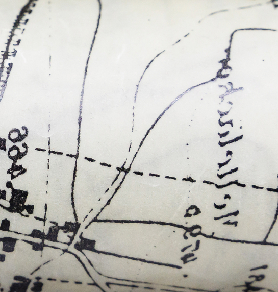 alte Stadtpläne vom Kanton Solothurn übereinander gerollt 