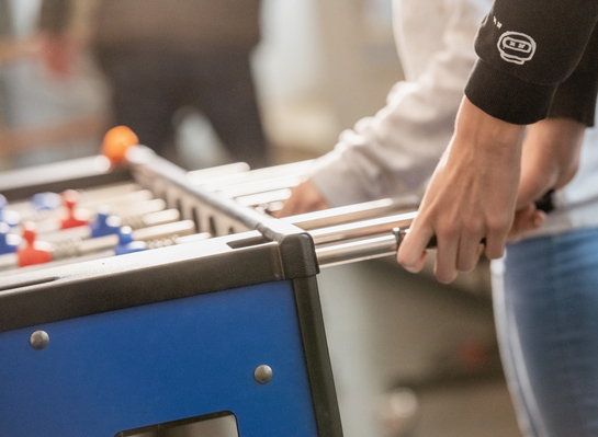 Hände, die Tischfussball spielen