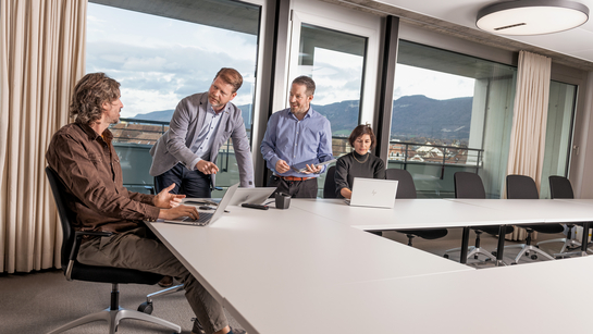 Vier Mitarbeitende aus dem Amt für Berufs-, Mittel- und Hochschulen sind in einem Meeting und unterhalten sich