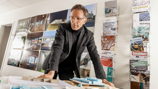 Ein Architekt begutachtet ein Modell im Kanton Solothurn